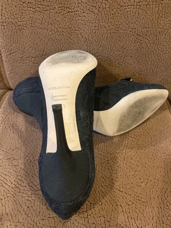 Dolce & Gabbana Bellucci Black Taormina Lace Pumps with Gold Charm Accents - Picture 8 of 9